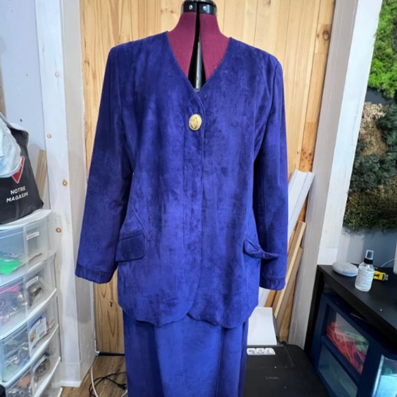 Danier Suede Set - Picture 6 of 10